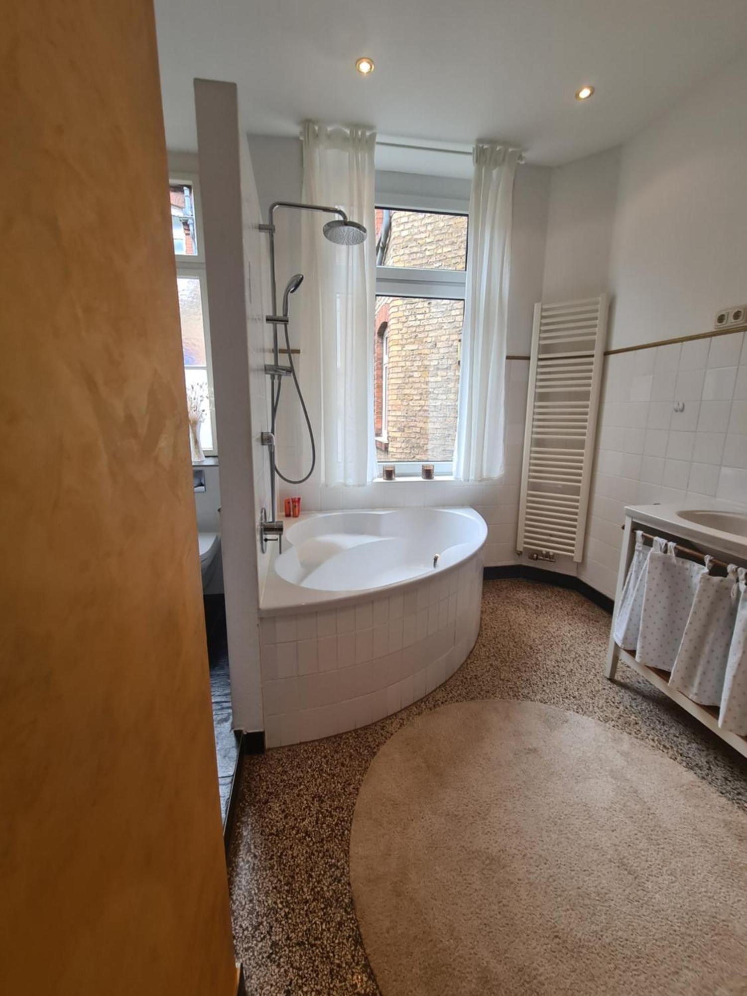 Home Away From Home Stylish Central Netflix Kitchen Висбаден Екстериор снимка