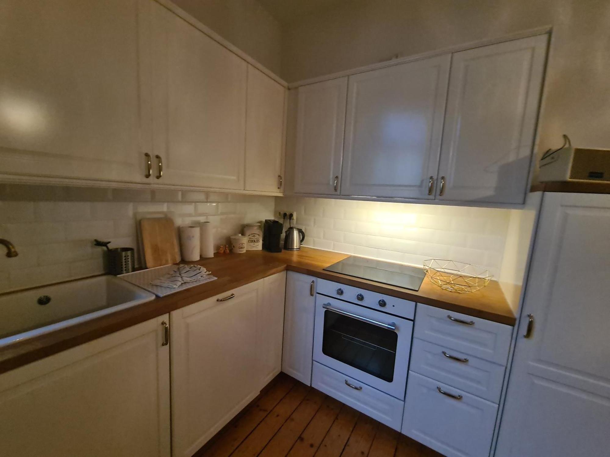 Home Away From Home Stylish Central Netflix Kitchen Висбаден Екстериор снимка